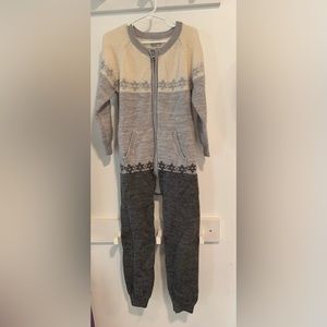 100% wool one piece zip up. Grey and cream. ‘Name it’ brand, 5y/110cm.